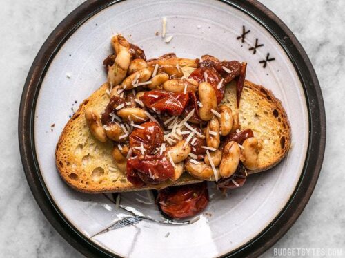 https://www.budgetbytes.com/wp-content/uploads/2017/10/Garlic-Toast-with-Balsamic-Tomatoes-and-White-Beans-H-500x375.jpg