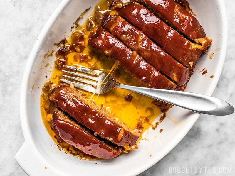 https://www.budgetbytes.com/wp-content/uploads/2018/10/Cheddar-Cheeseburger-Meatloaf-Cheese-Pull.jpg