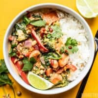 Un bol de Stir Fry de légumes épicés à la noix de coco prêt à être dégusté.