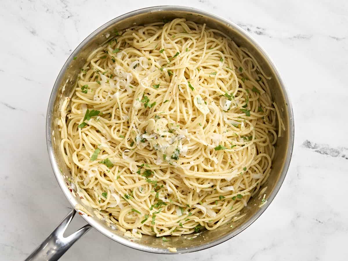 Finished Spaghetti Algio e Olio in a saucepan.